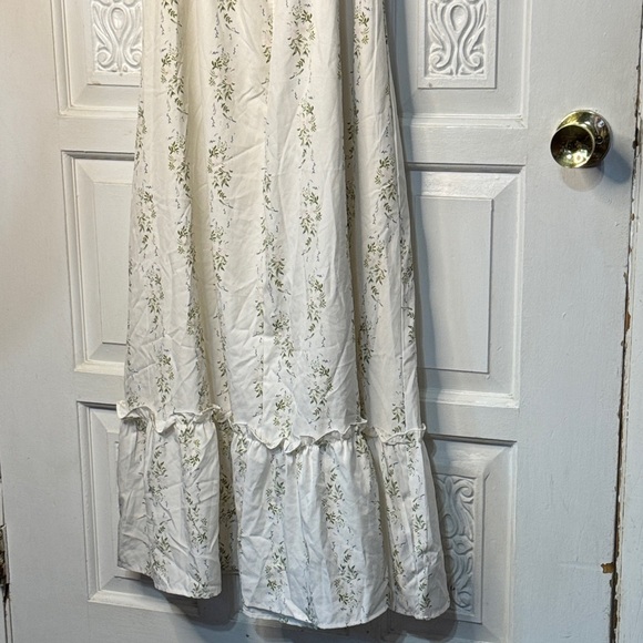 Elegant Floral Royal Princess Jeweled White  Dress Size Medium - Picture 10 of 16